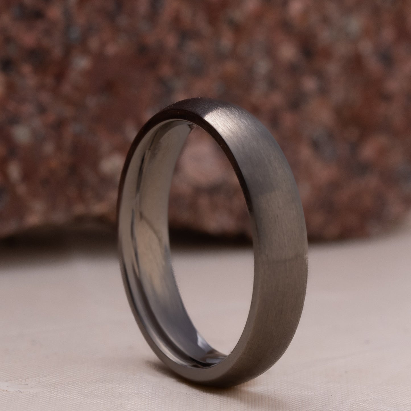 ANILLO DE TITANIO CEPILLADO. GREY LINE