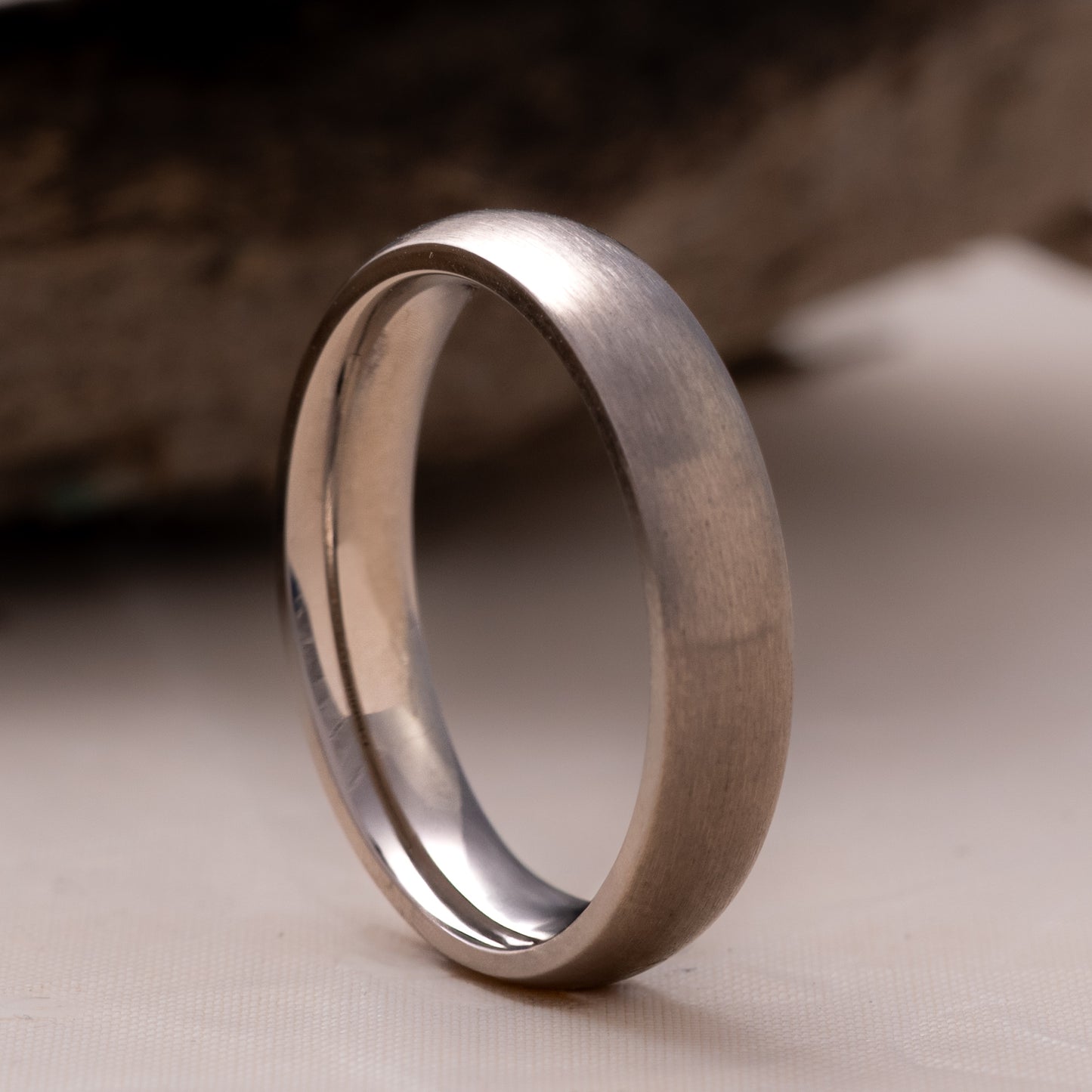 ANILLO DE TITANIO CEPILLADO. GREY LINE