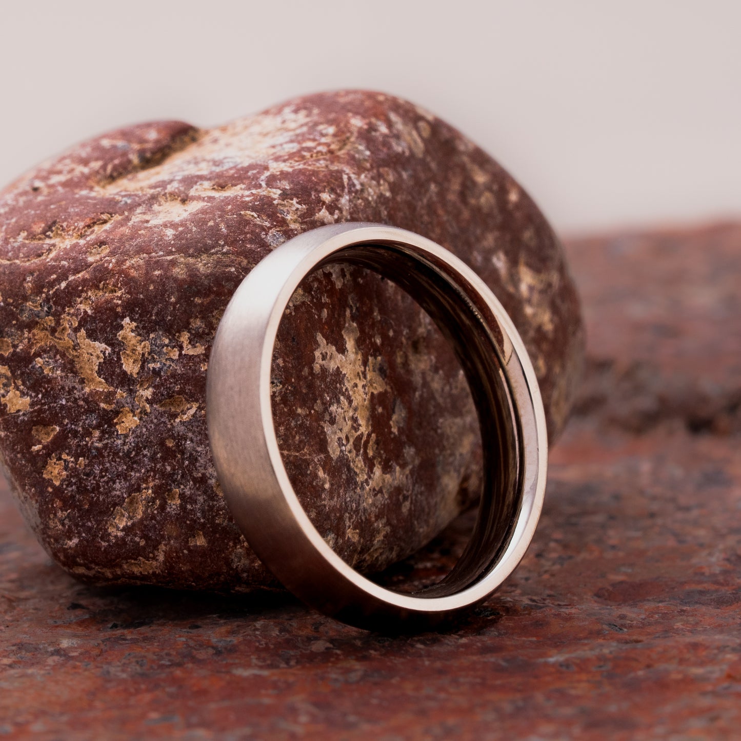 ANILLO DE TITANIO CEPILLADO. GREY LINE