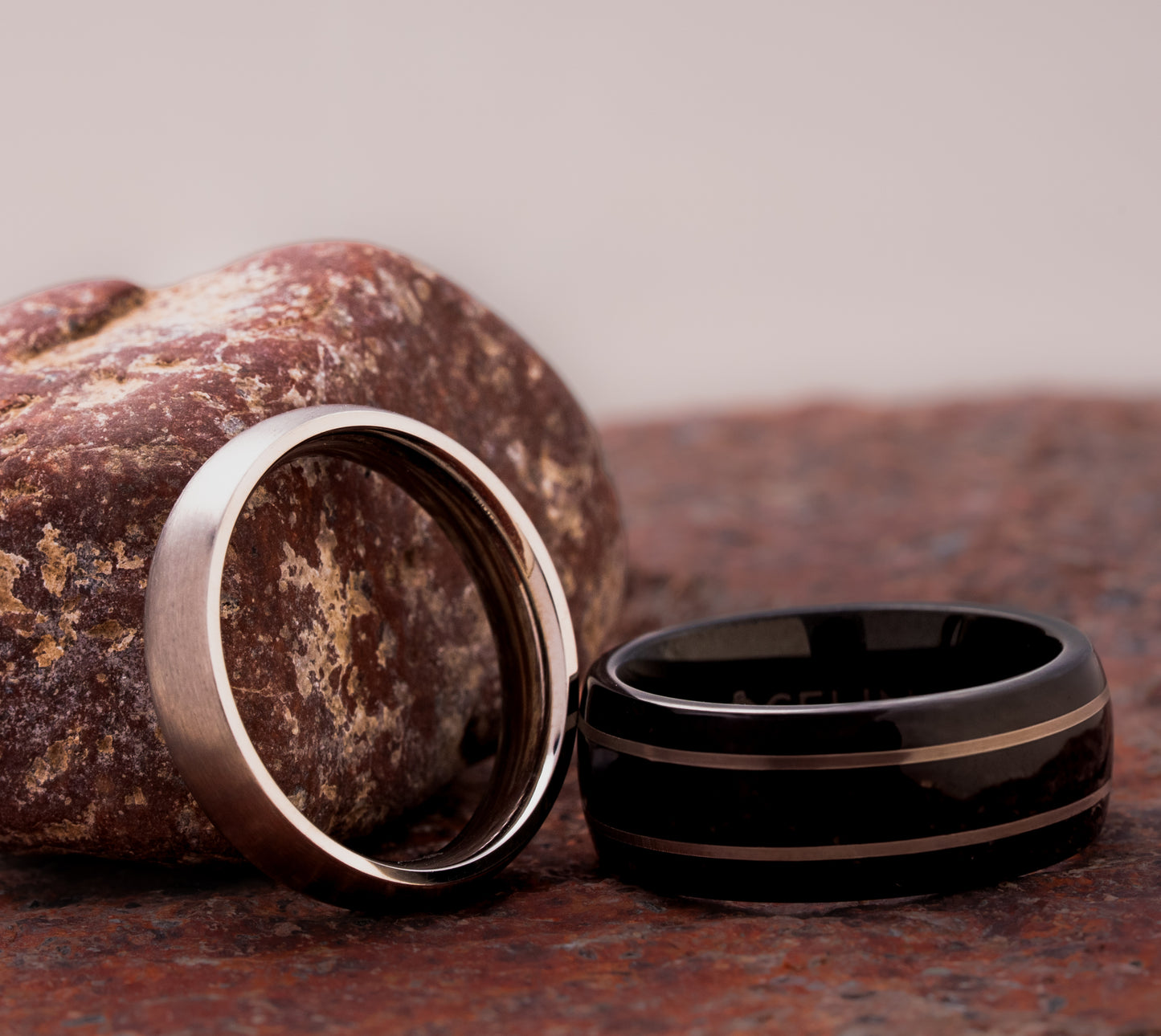 ANILLO DE TITANIO CEPILLADO. GREY LINE