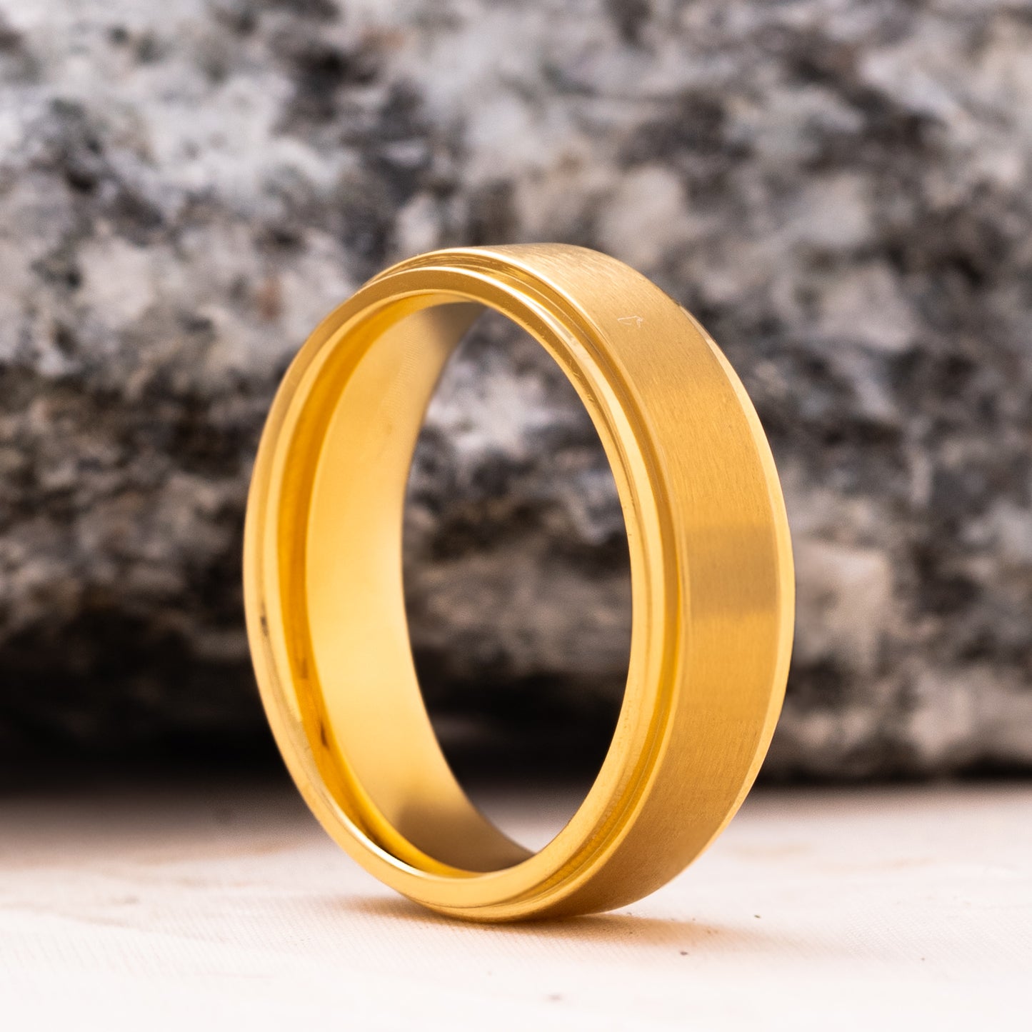 ANILLO TUNGSTENO GOLD CEPILLADO. IMPERIUM