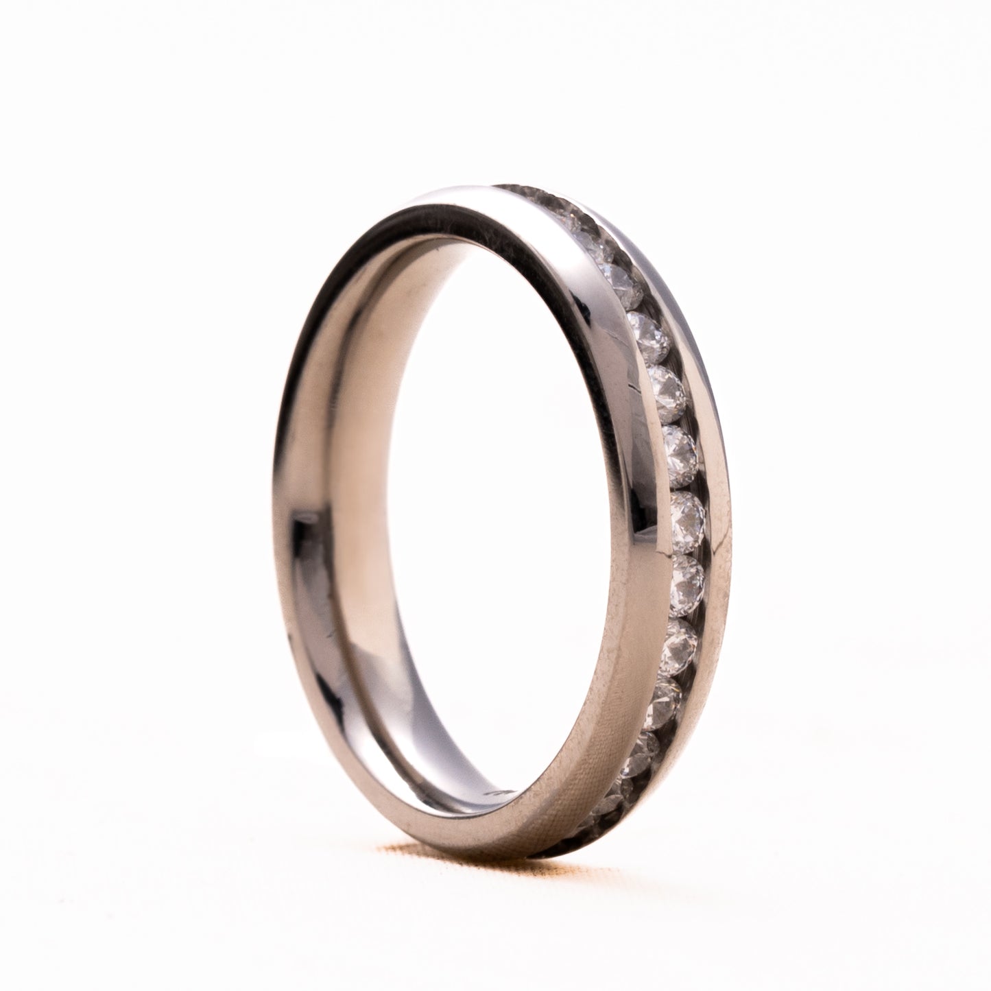 ANILLO TITANIO CON BRILLANTES. ETERNITY