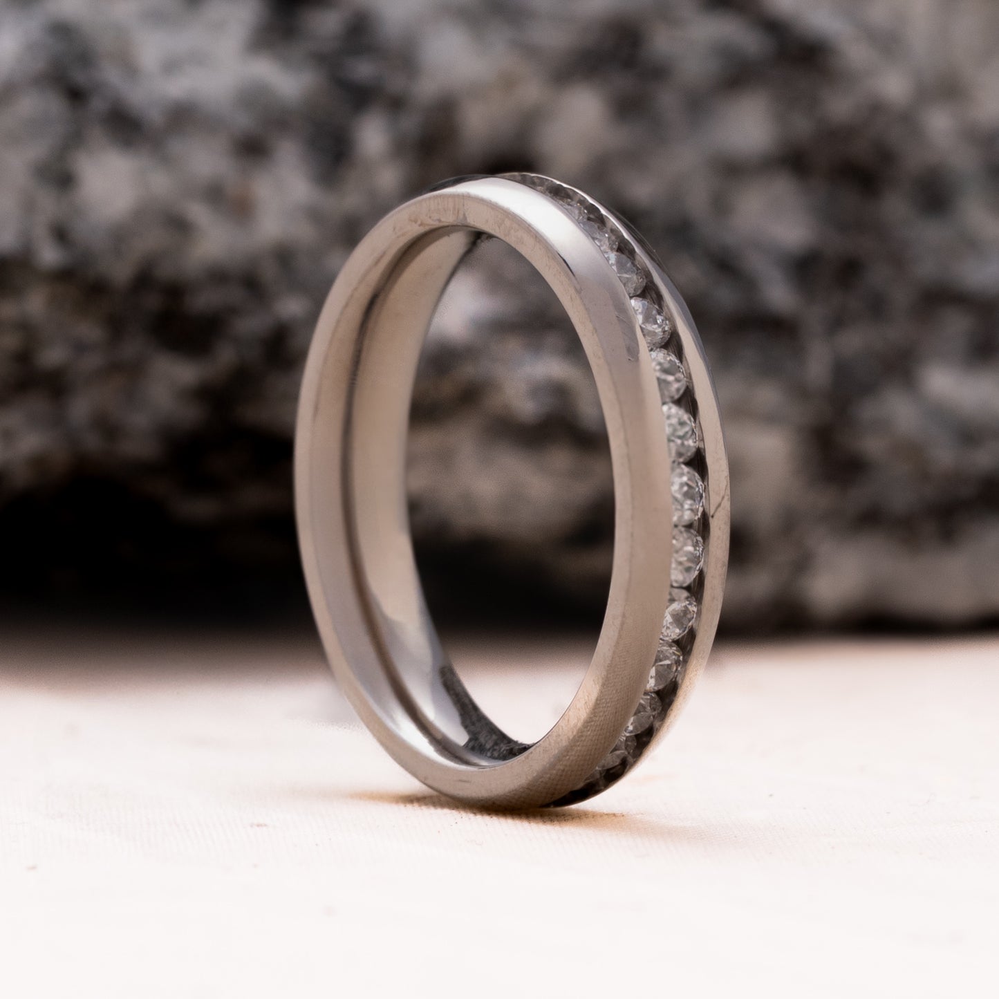 ANILLO TITANIO CON BRILLANTES. ETERNITY