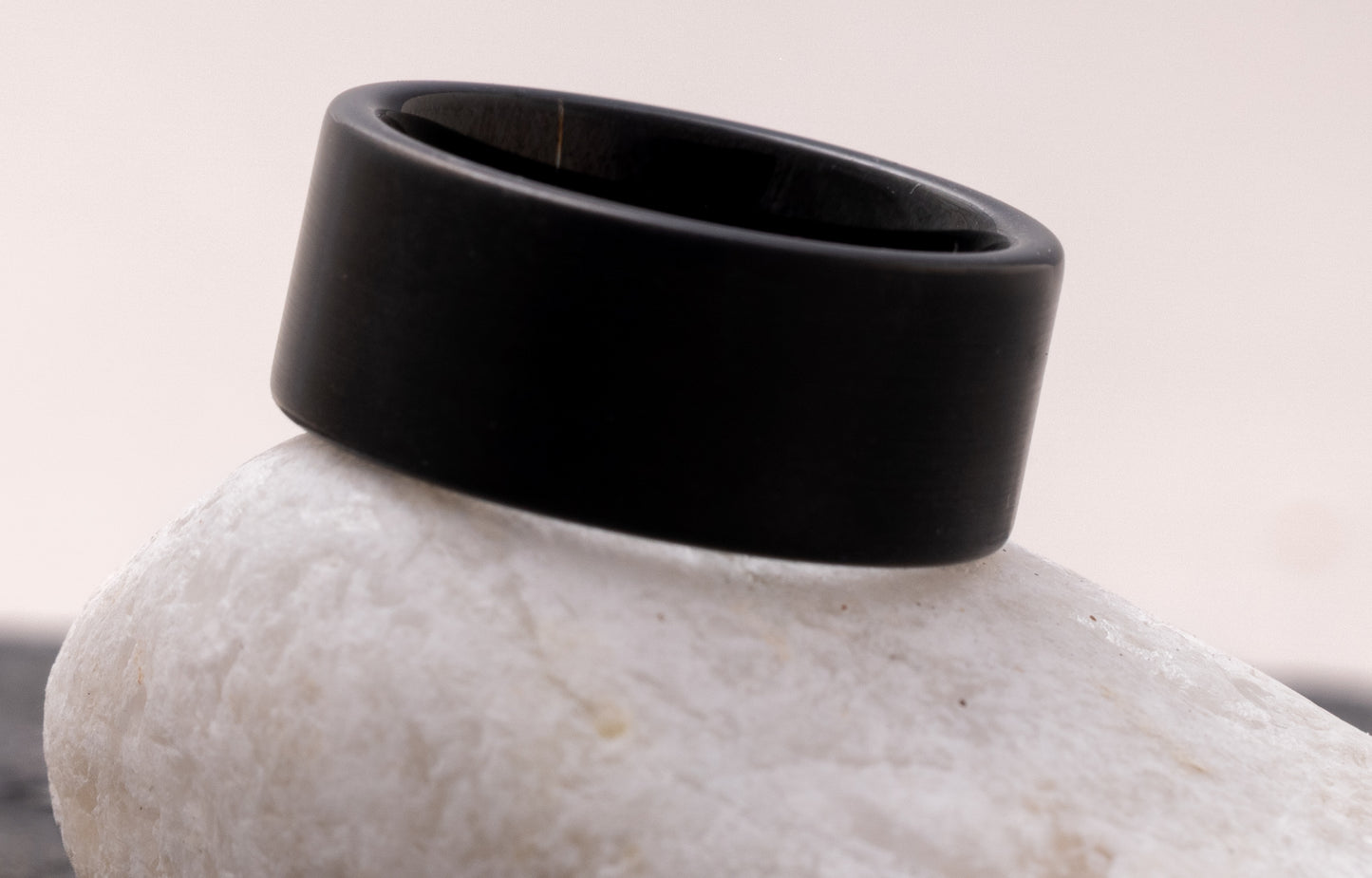 ANILLO TUNGSTENO NEGRO CEPILLADO. NOCHE ETERNA