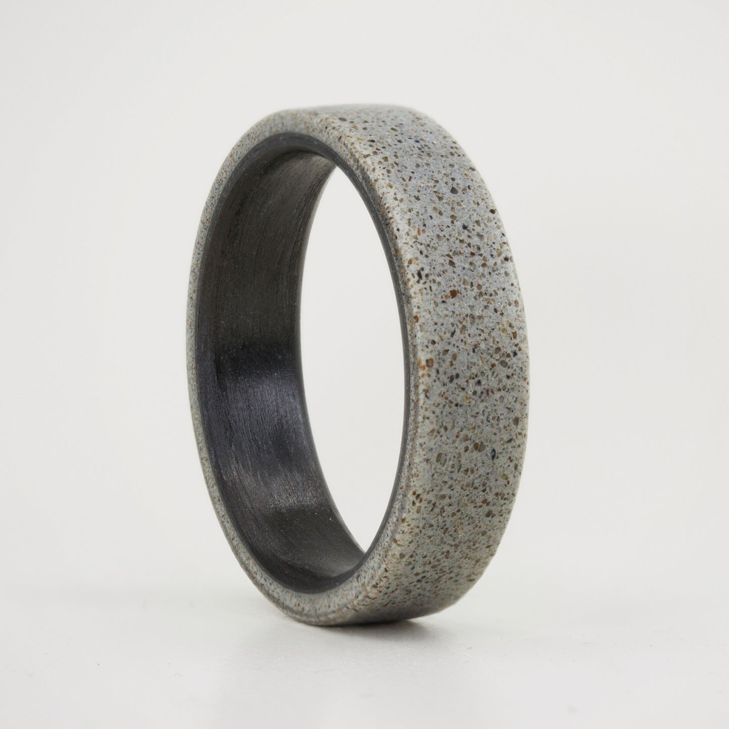 ANILLO CONCRETO GRIS Y FIBRA DE CARBONO