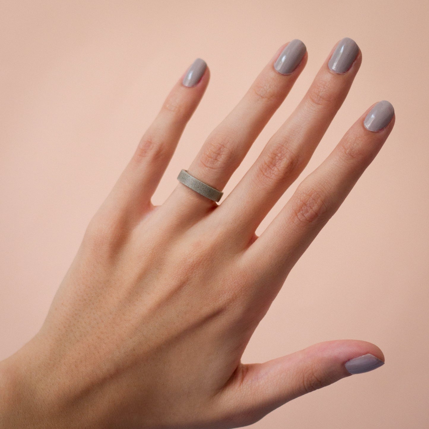 ANILLO CONCRETO GRIS Y FIBRA DE CARBONO