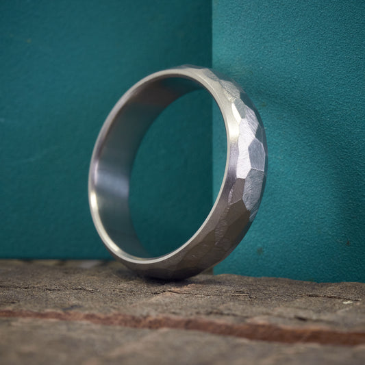 ANILLO TITANIO MARTILLADO