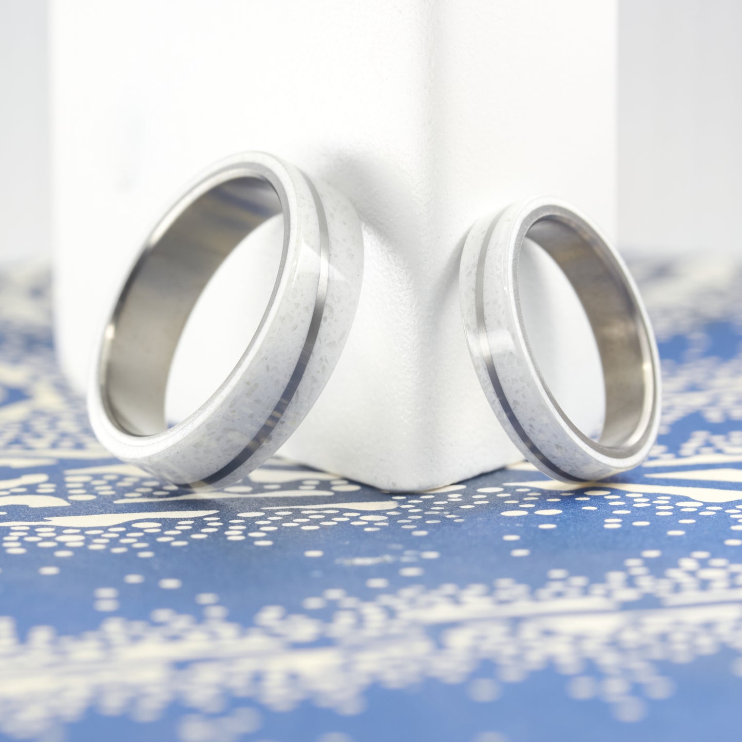 ANILLO DIAGONAL CARRARA Y TITANIO