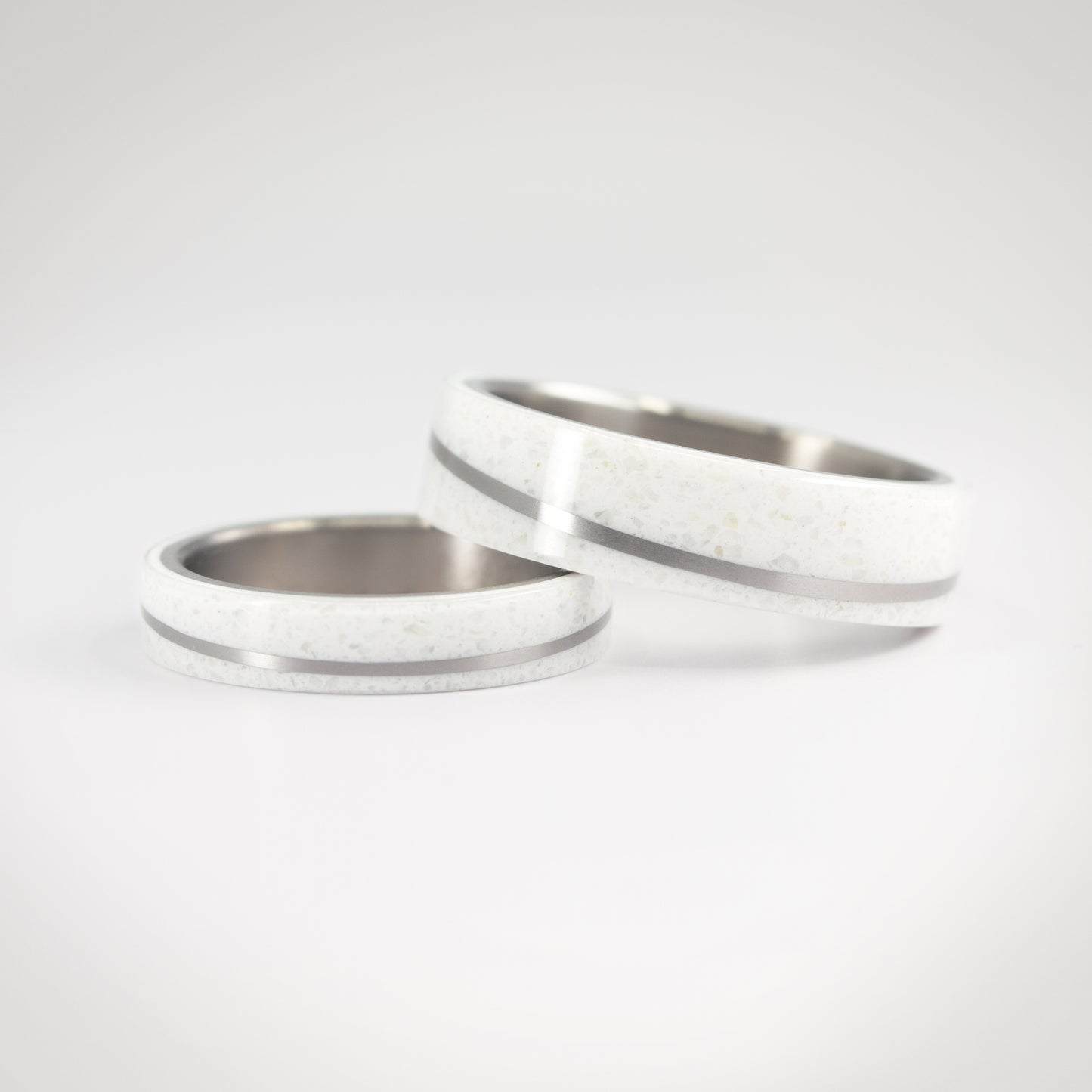 ANILLO DIAGONAL CARRARA Y TITANIO