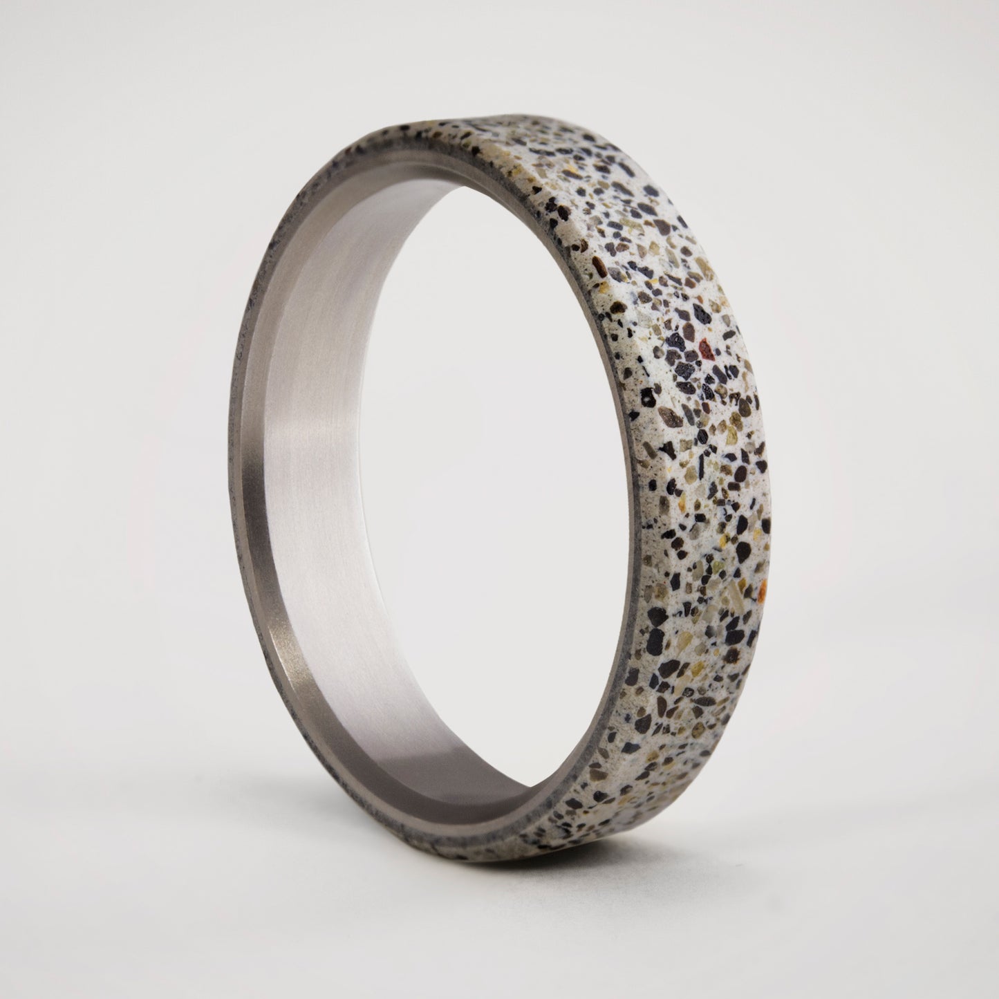 ANILLO CONCRETO PATAGÓNICO Y TITANIO