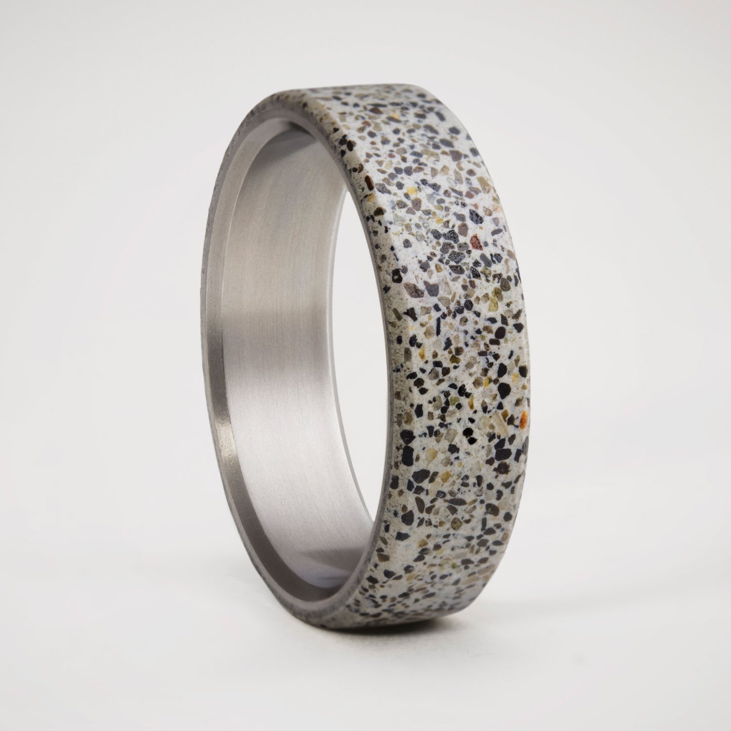 ANILLO CONCRETO PATAGÓNICO Y TITANIO