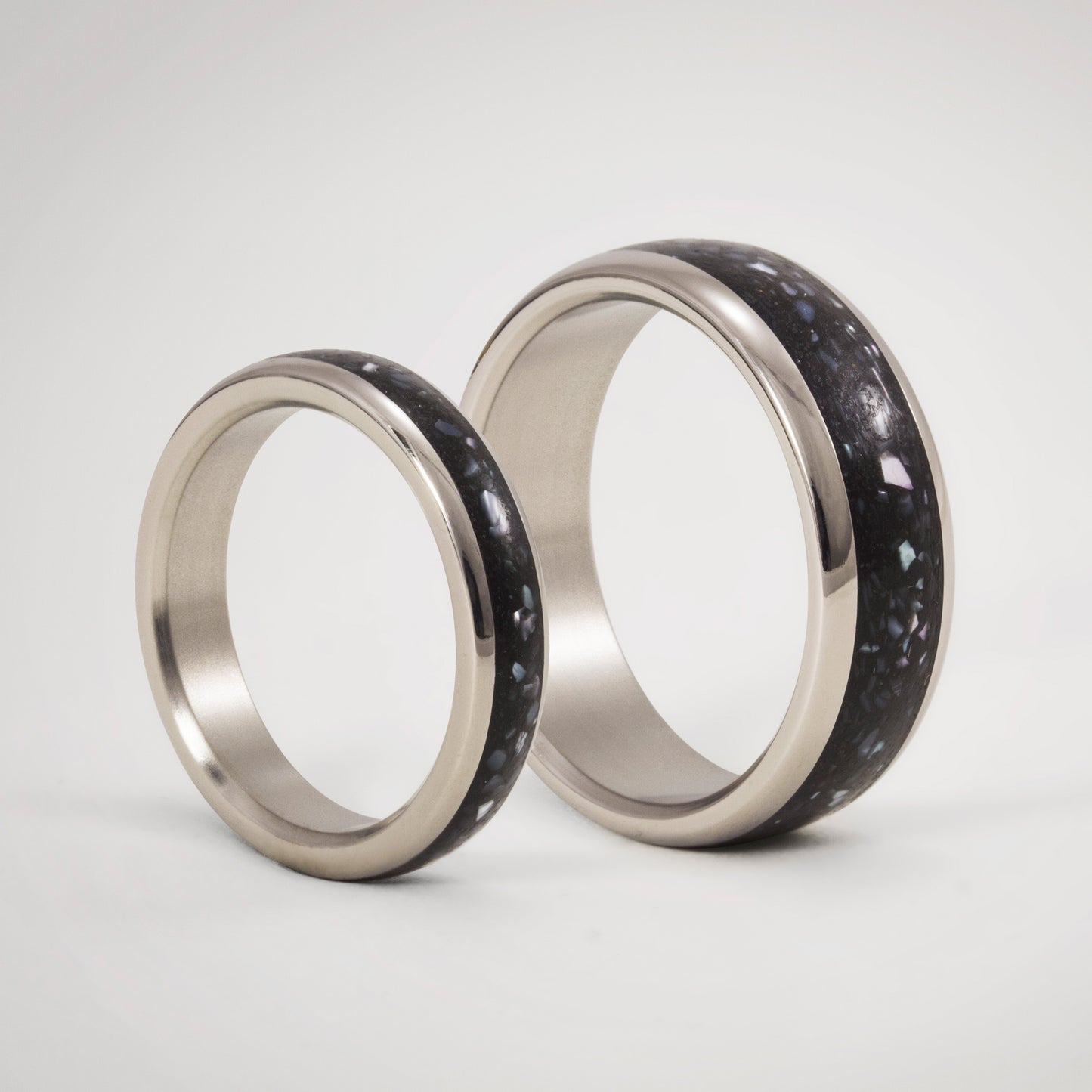 ANILLO CONCRETO CON CHIPS DE NÁCAR Y TITANIO