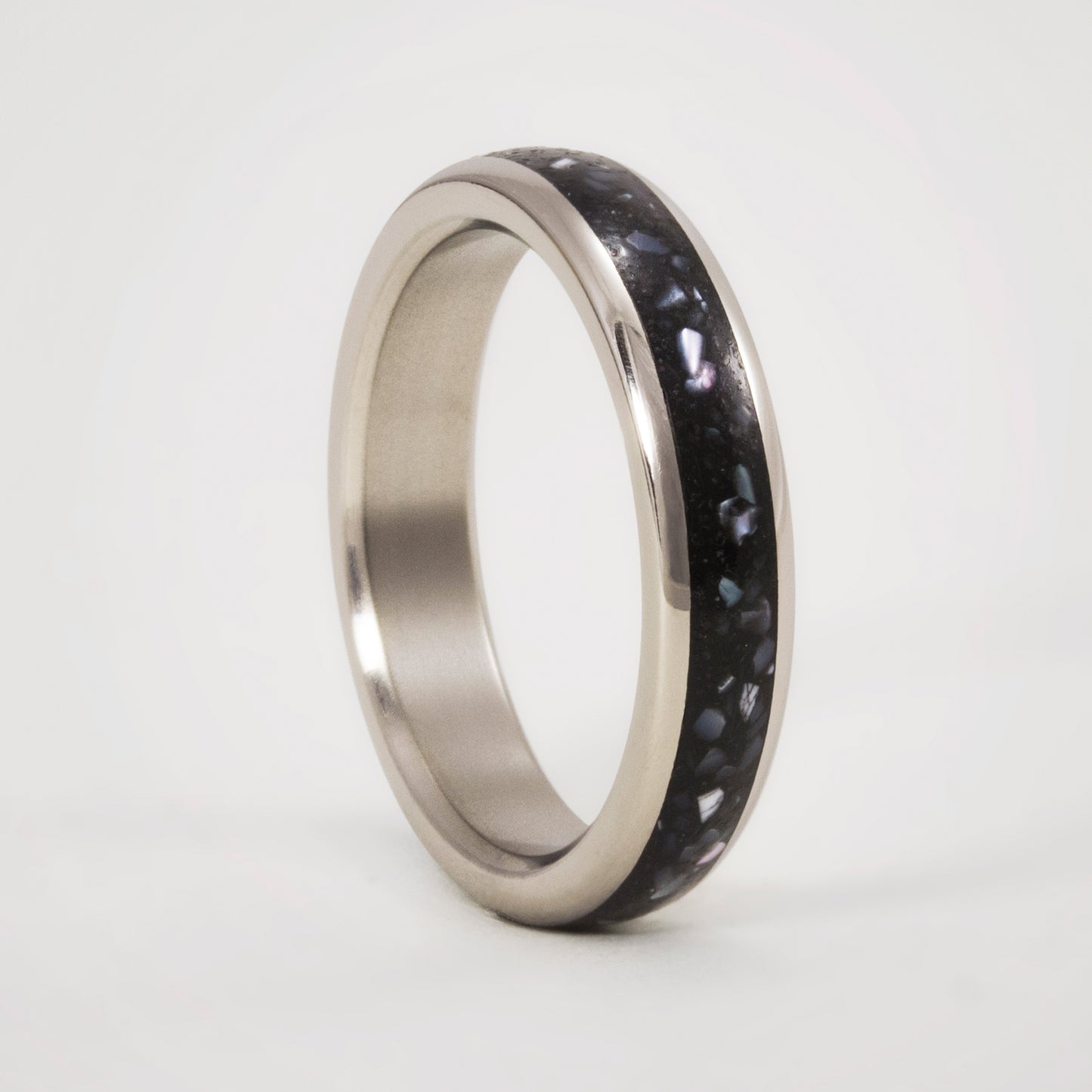 ANILLO CONCRETO CON CHIPS DE NÁCAR Y TITANIO