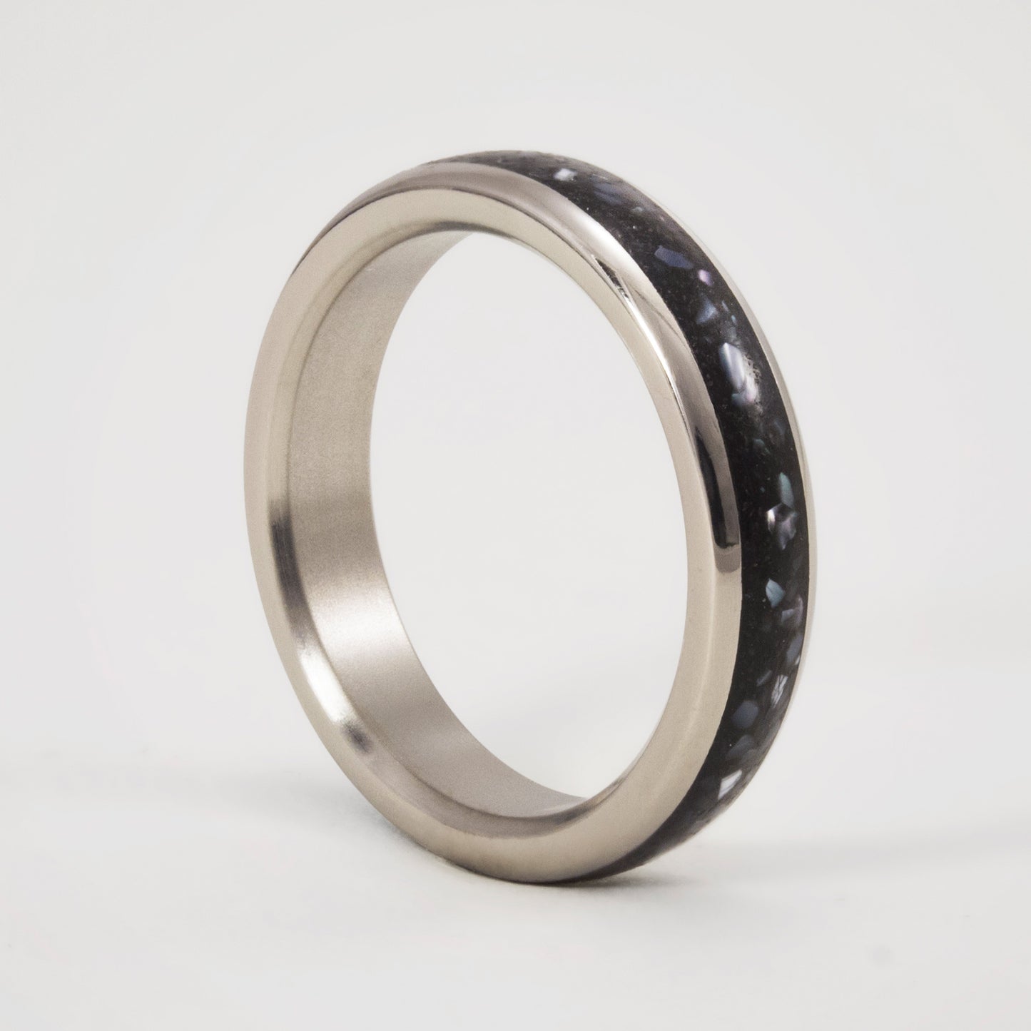 ANILLO CONCRETO CON CHIPS DE NÁCAR Y TITANIO