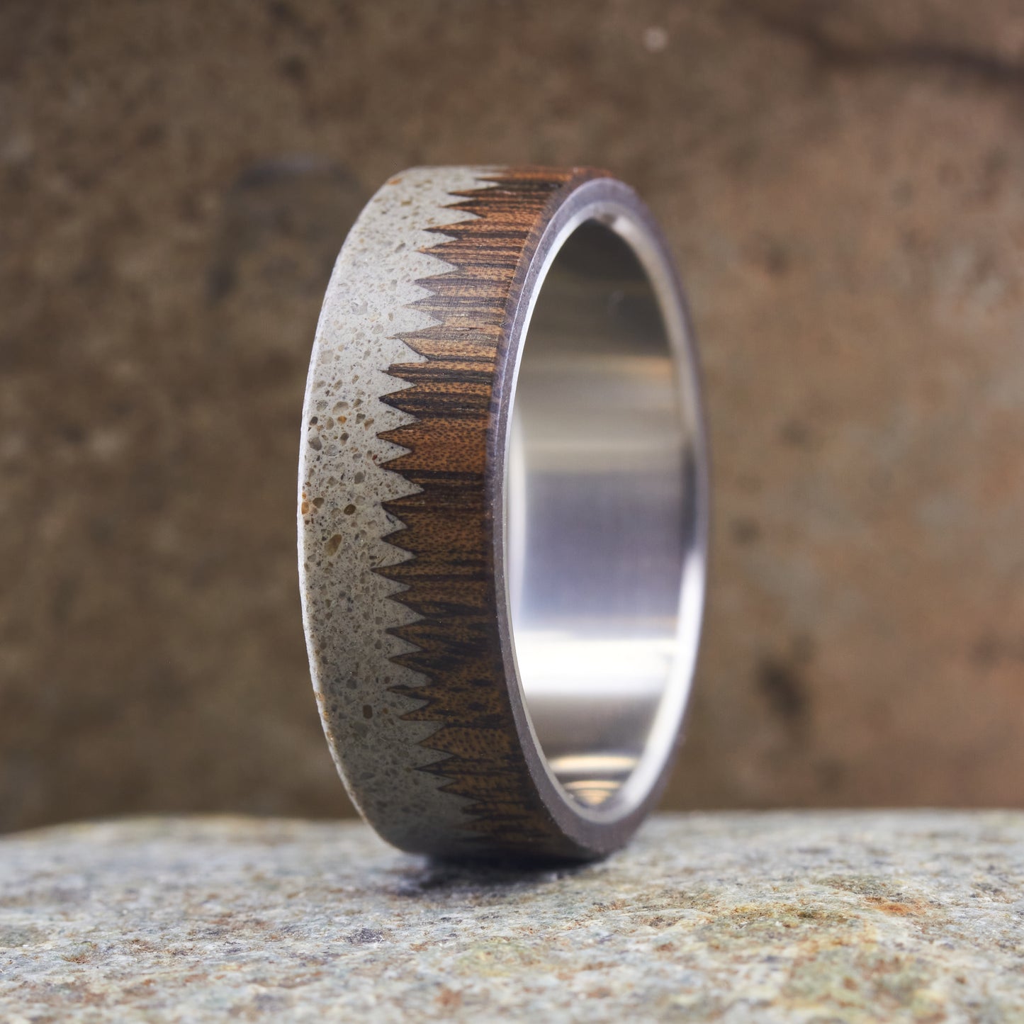ANILLO RUSTIC EN CONCRETO, LAPACHO Y TITANIO
