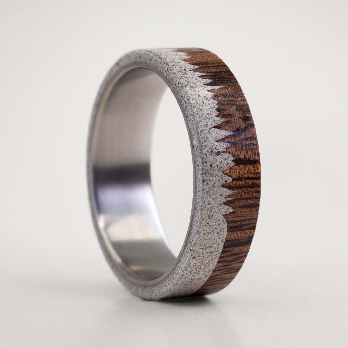ANILLO RUSTIC EN CONCRETO, LAPACHO Y TITANIO