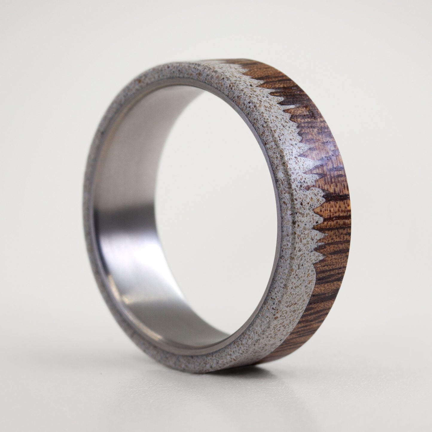 ANILLO RUSTIC EN CONCRETO, LAPACHO Y TITANIO
