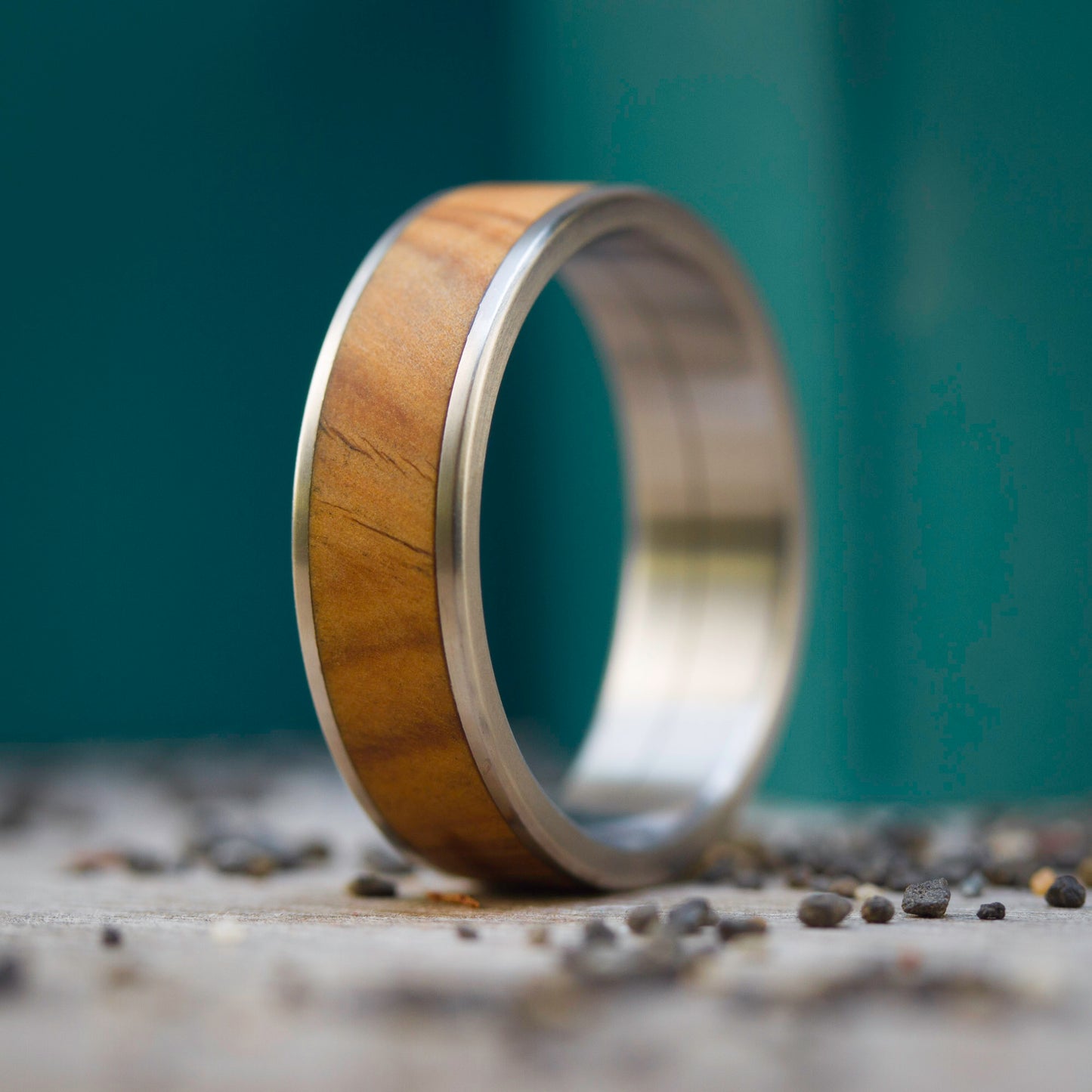 ANILLO PARALLELS OLIVO Y TITANIO