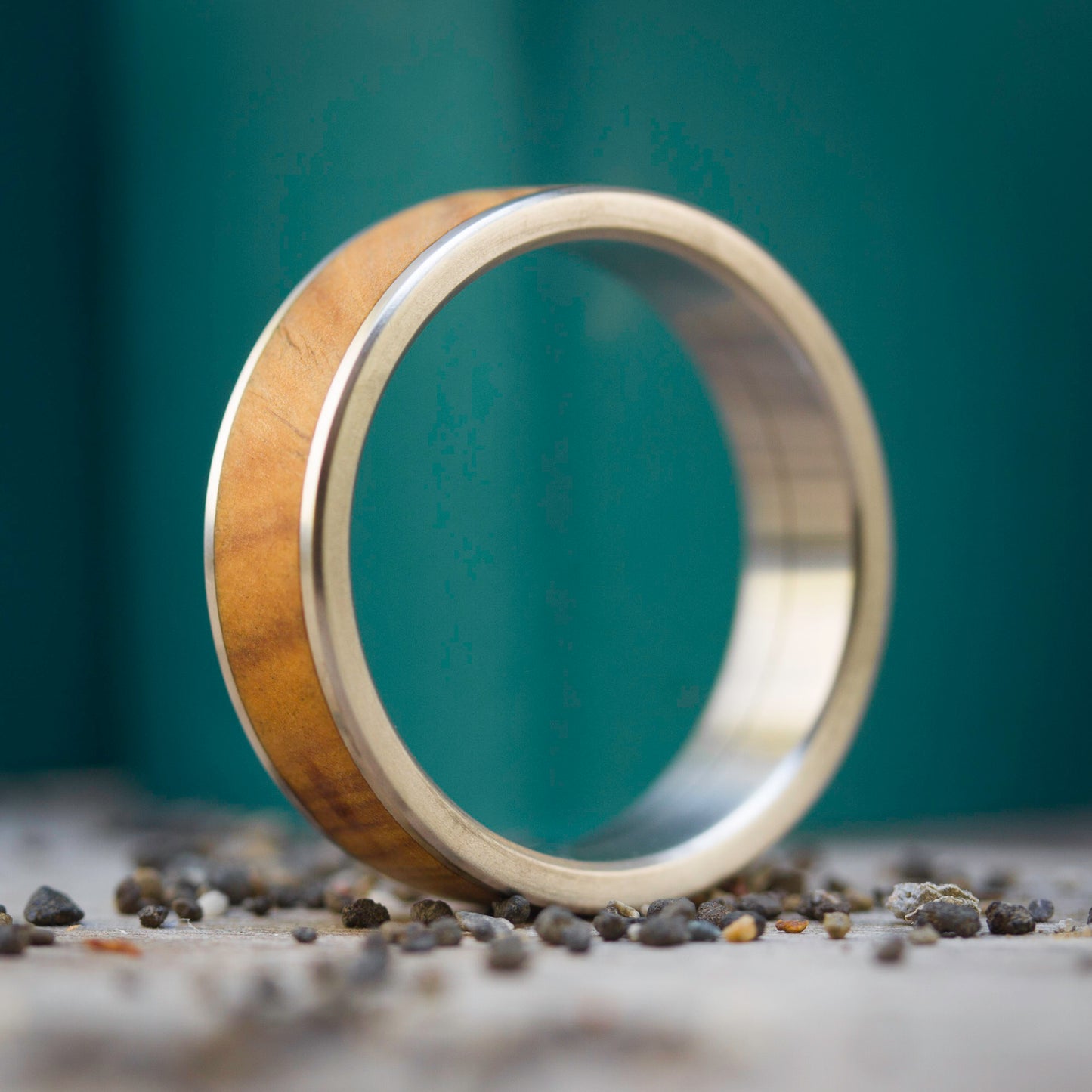ANILLO PARALLELS OLIVO Y TITANIO
