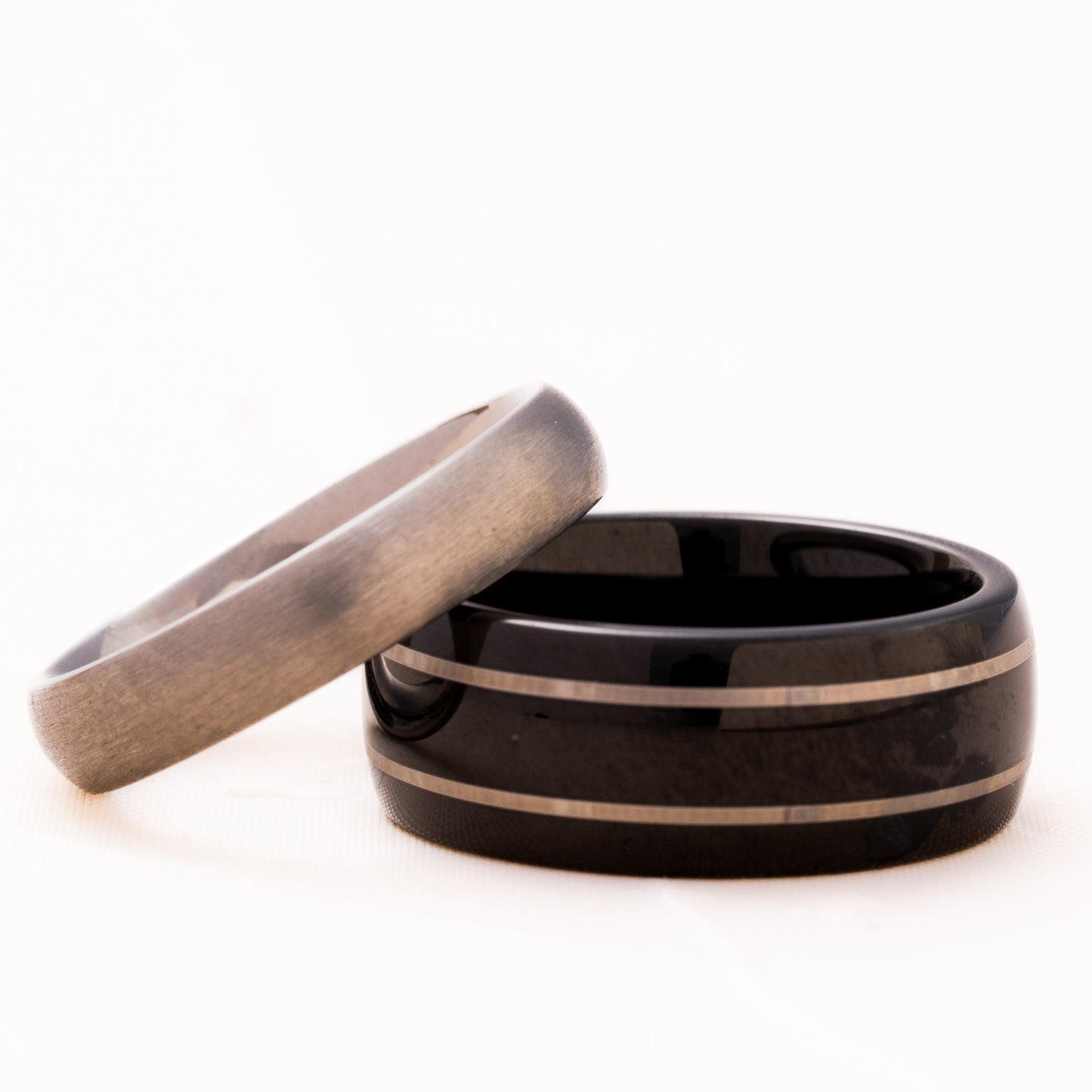 ANILLO TUNGSTENO NEGRO CON DOBLE LÍNEA GRIS. TWO LINE