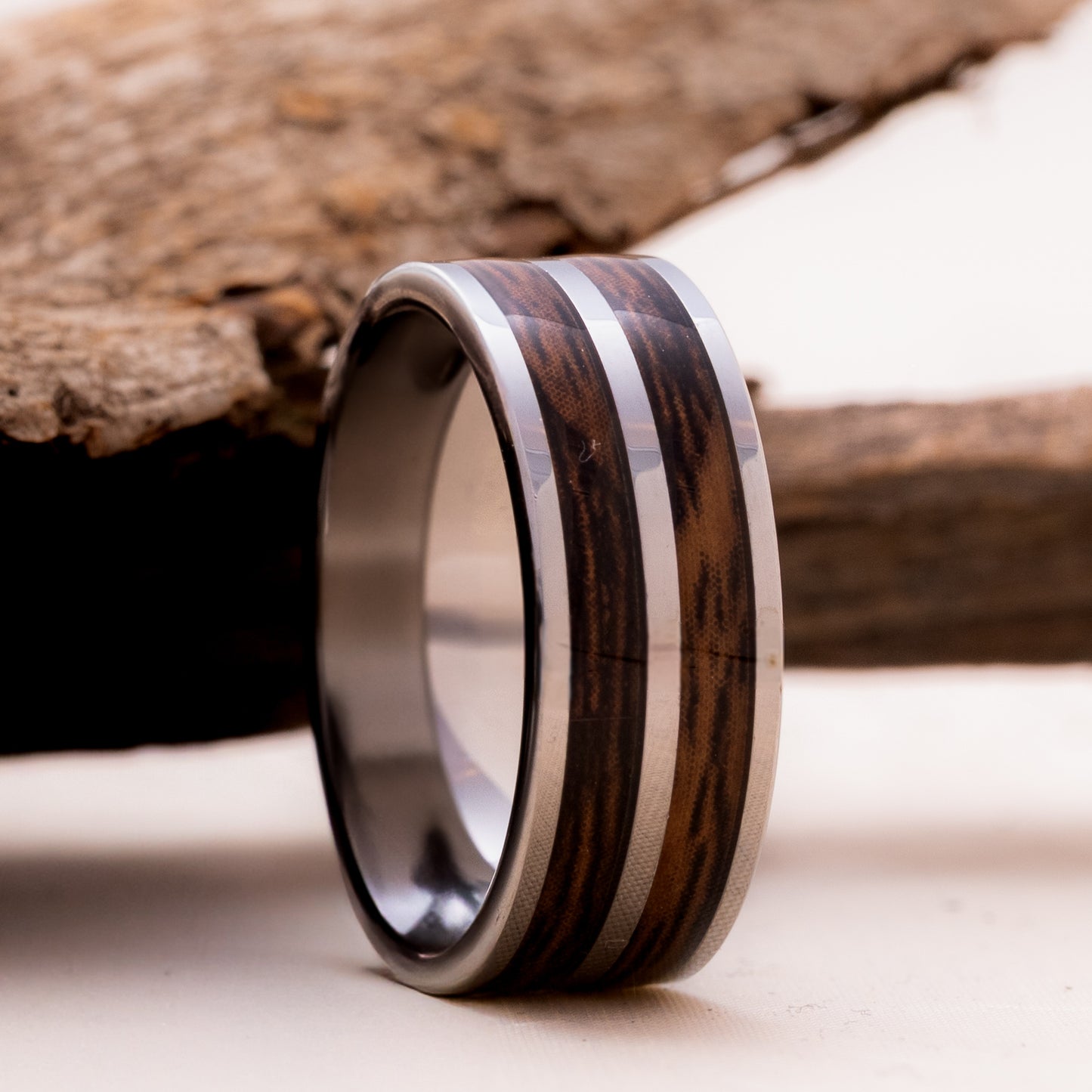 ANILLO TUNGSTENO. WOOD PLATE