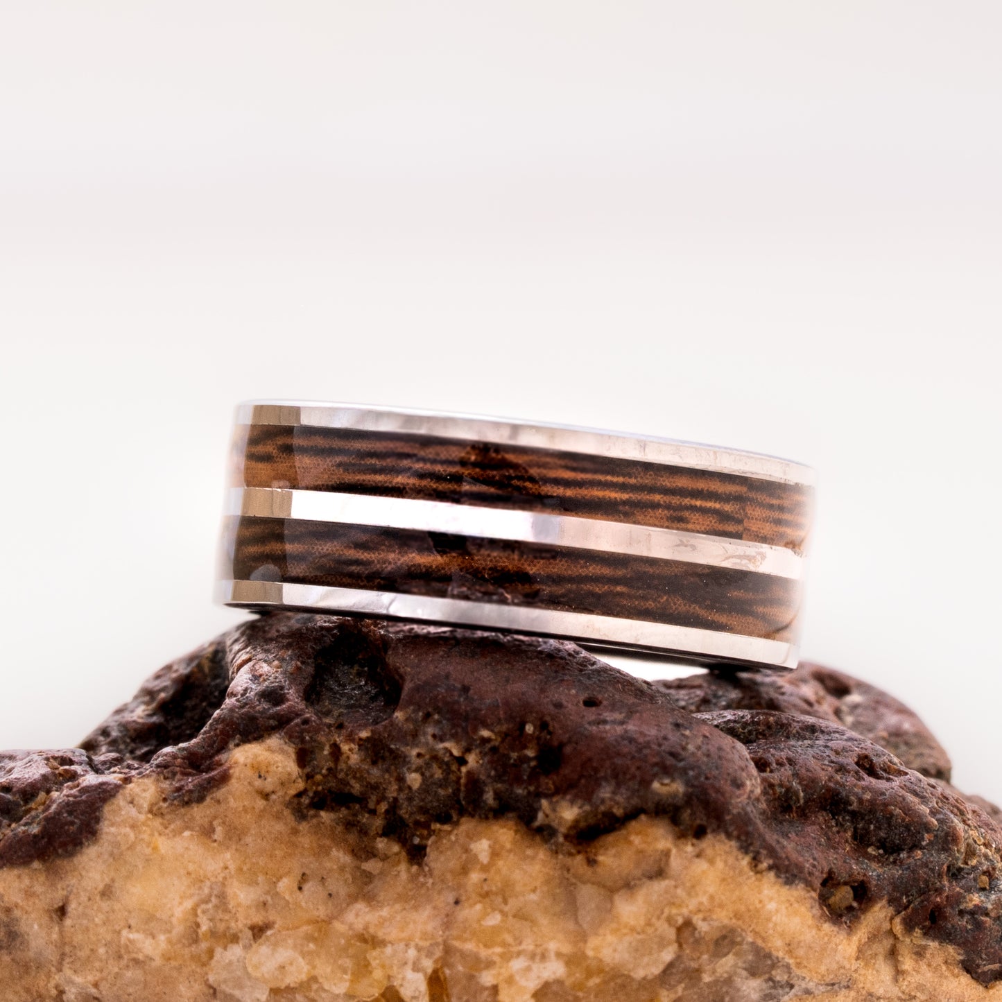 ANILLO TUNGSTENO. WOOD PLATE