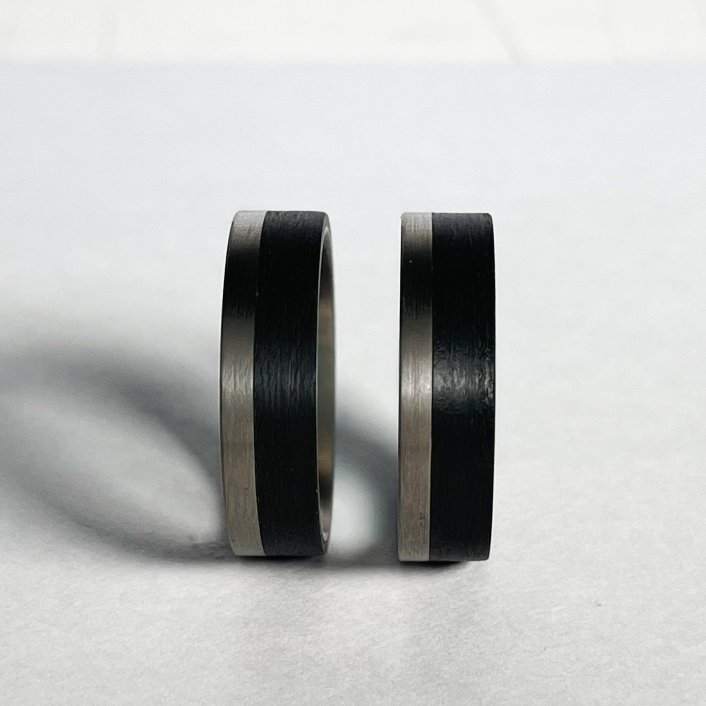 ANILLO TITANIO PULIDO Y FIBRA. UNIX