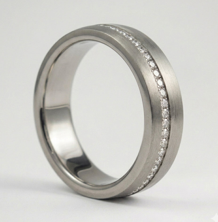 ANILLO TITANIO PULIDO CON BRILLANTES. SHINE