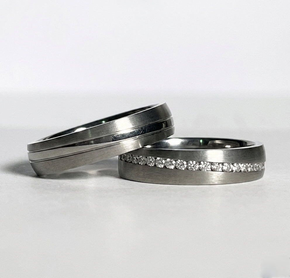 ANILLO TITANIO PULIDO CON BRILLANTES. SHINE