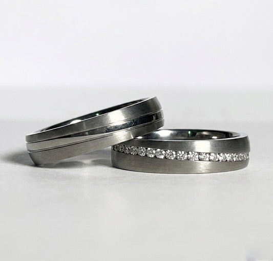 ANILLO TITANIO PULIDO CON BRILLANTES. SHINE